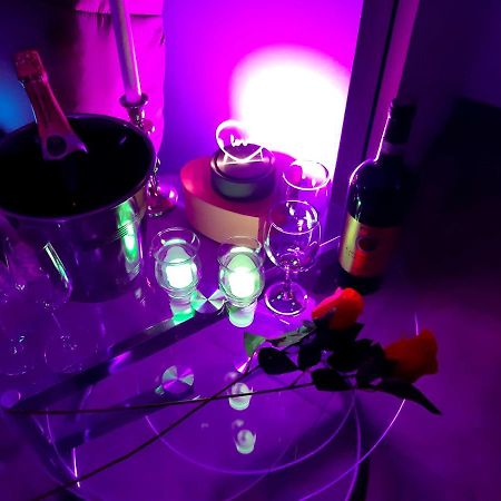 Un Séjour Romantique en couple avec Jacuzzi privé Chromothérapie Jardin Maison privée Ychoux Esterno foto