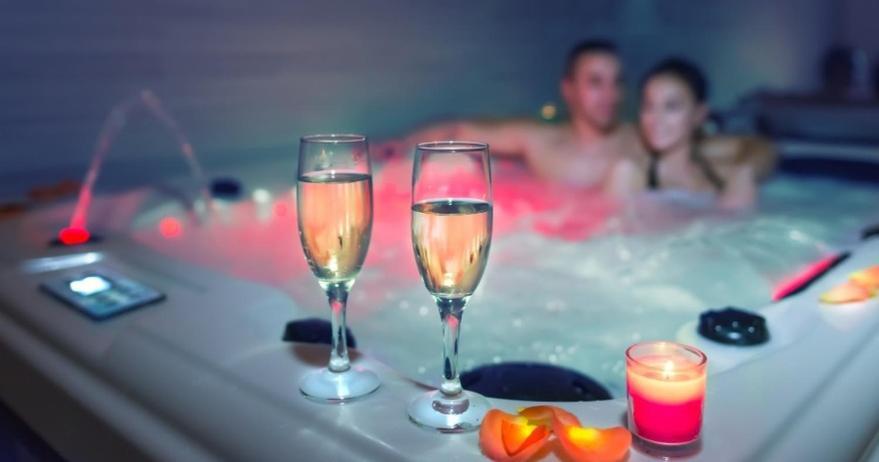 Un Séjour Romantique en couple avec Jacuzzi privé Chromothérapie Jardin Maison privée Ychoux Esterno foto