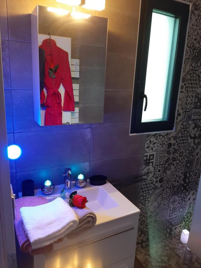 Un Séjour Romantique en couple avec Jacuzzi privé Chromothérapie Jardin Maison privée Ychoux Esterno foto