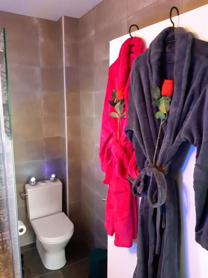 Un Séjour Romantique en couple avec Jacuzzi privé Chromothérapie Jardin Maison privée Ychoux Esterno foto