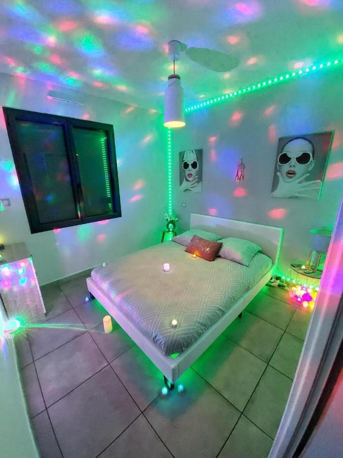 Un Séjour Romantique en couple avec Jacuzzi privé Chromothérapie Jardin Maison privée Ychoux Esterno foto