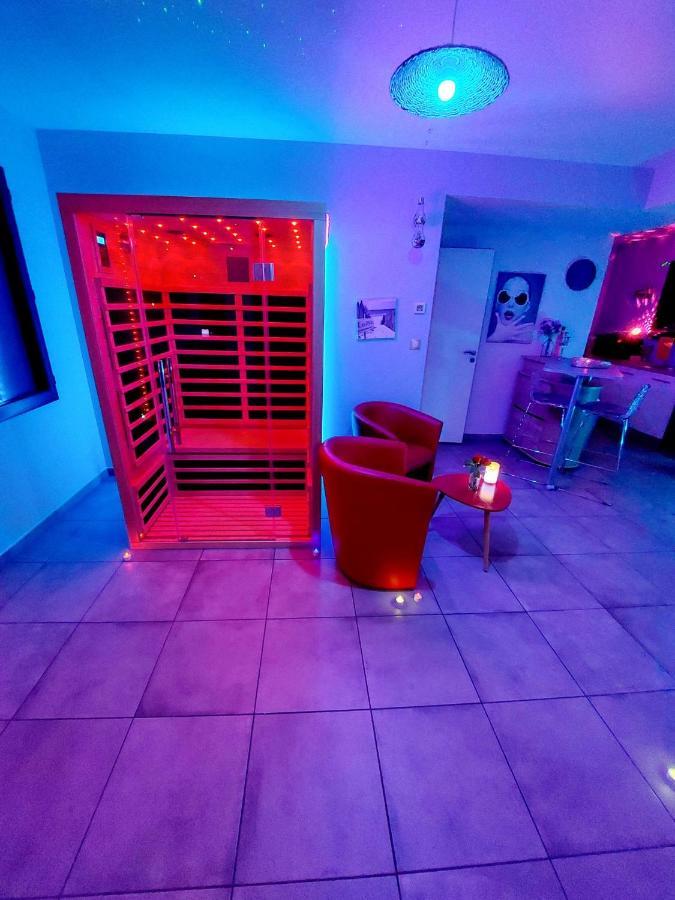 Un Séjour Romantique en couple avec Jacuzzi privé Chromothérapie Jardin Maison privée Ychoux Esterno foto