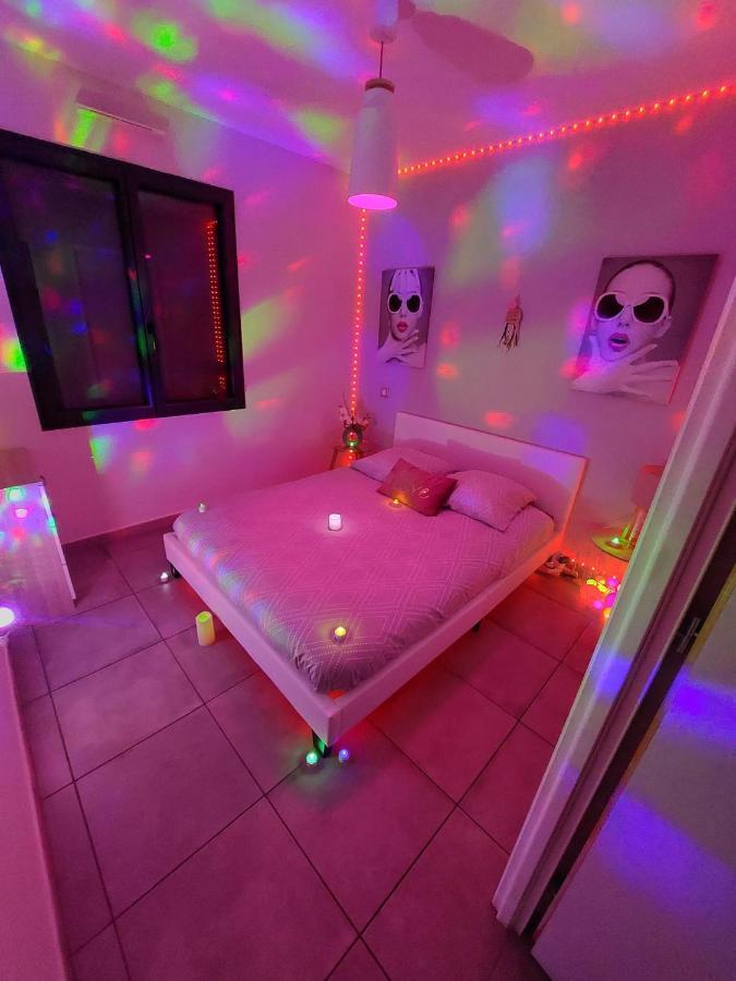 Un Séjour Romantique en couple avec Jacuzzi privé Chromothérapie Jardin Maison privée Ychoux Esterno foto