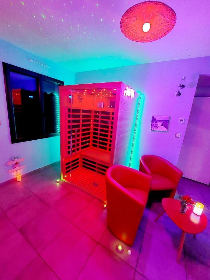 Un Séjour Romantique en couple avec Jacuzzi privé Chromothérapie Jardin Maison privée Ychoux Esterno foto