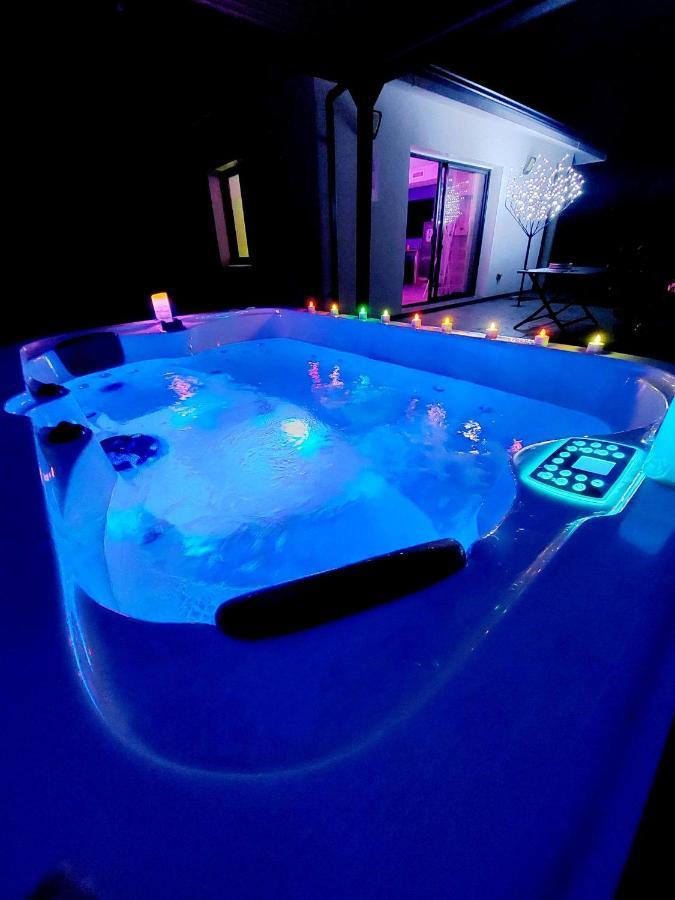 Un Séjour Romantique en couple avec Jacuzzi privé Chromothérapie Jardin Maison privée Ychoux Esterno foto