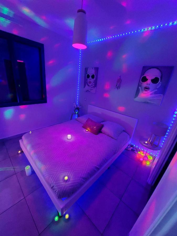 Un Séjour Romantique en couple avec Jacuzzi privé Chromothérapie Jardin Maison privée Ychoux Esterno foto