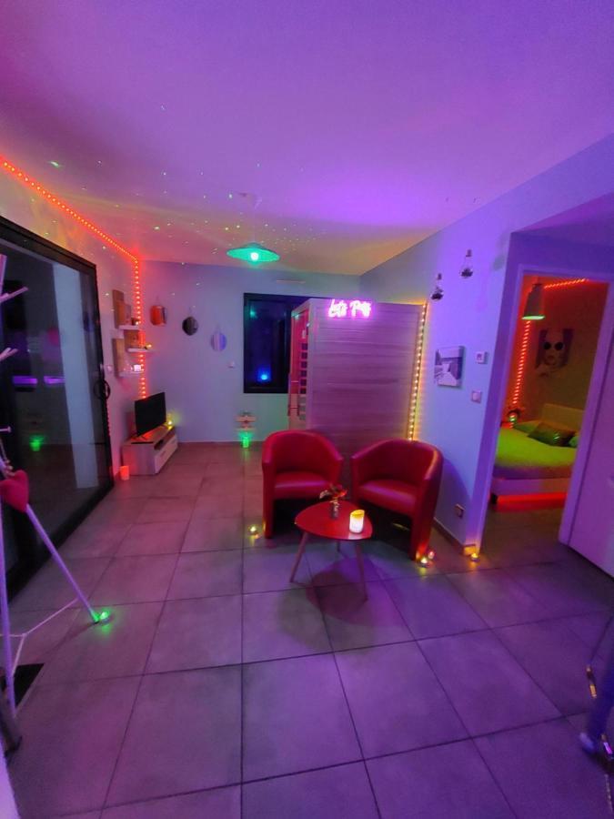 Un Séjour Romantique en couple avec Jacuzzi privé Chromothérapie Jardin Maison privée Ychoux Esterno foto