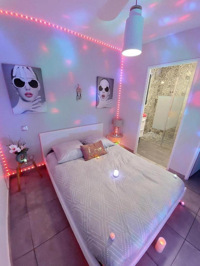 Un Séjour Romantique en couple avec Jacuzzi privé Chromothérapie Jardin Maison privée Ychoux Esterno foto
