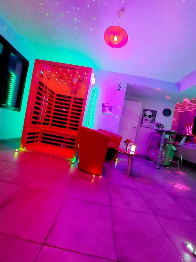 Un Séjour Romantique en couple avec Jacuzzi privé Chromothérapie Jardin Maison privée Ychoux Esterno foto
