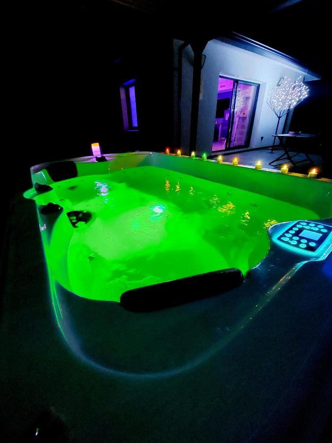 Un Séjour Romantique en couple avec Jacuzzi privé Chromothérapie Jardin Maison privée Ychoux Esterno foto