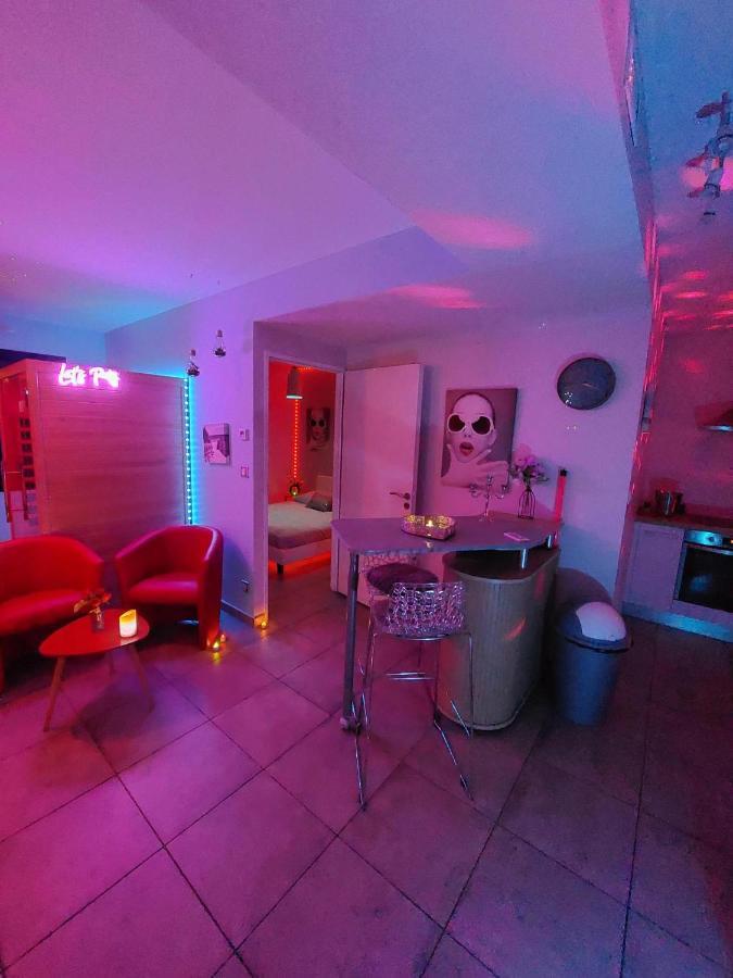 Un Séjour Romantique en couple avec Jacuzzi privé Chromothérapie Jardin Maison privée Ychoux Esterno foto