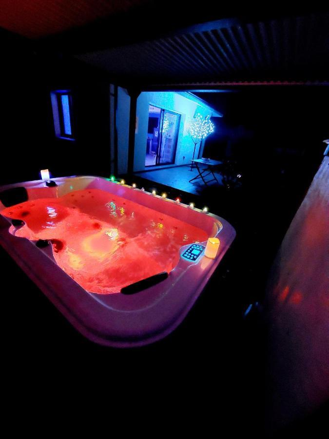 Un Séjour Romantique en couple avec Jacuzzi privé Chromothérapie Jardin Maison privée Ychoux Esterno foto